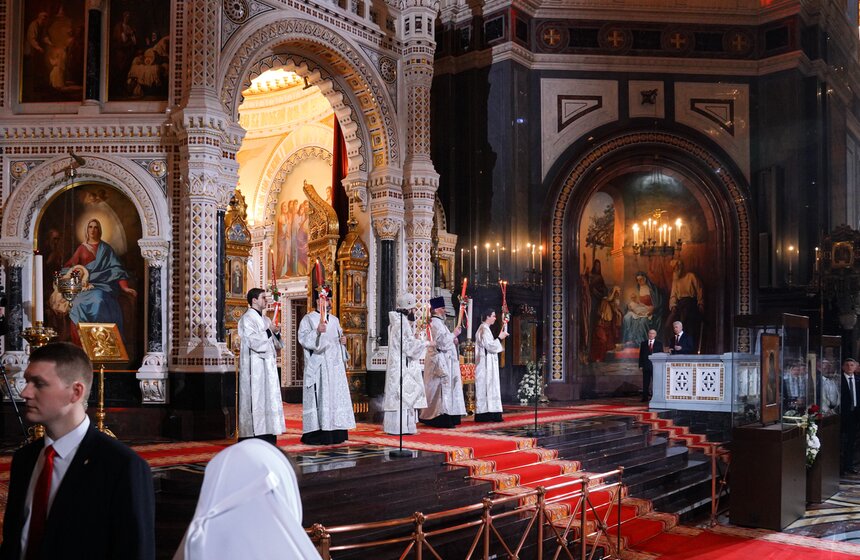 Божественную литургию провели в храме Христа Спасителя в Светлую Пасхальную ночь 31 фото