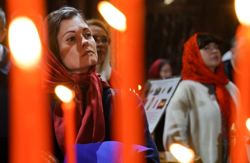 Божественную литургию провели в храме Христа Спасителя в Светлую Пасхальную ночь 10 фото