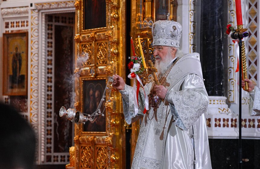 Божественную литургию провели в храме Христа Спасителя в Светлую Пасхальную ночь 28 фото