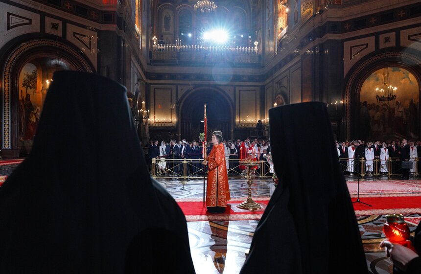 Божественную литургию провели в храме Христа Спасителя в Светлую Пасхальную ночь 44 фото