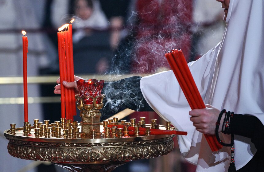 Божественную литургию провели в храме Христа Спасителя в Светлую Пасхальную ночь 38 фото