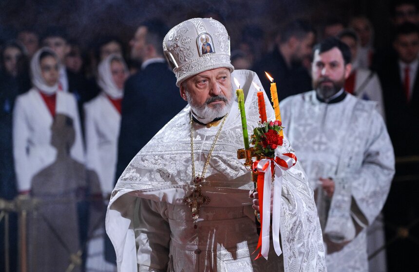 Божественную литургию провели в храме Христа Спасителя в Светлую Пасхальную ночь 39 фото