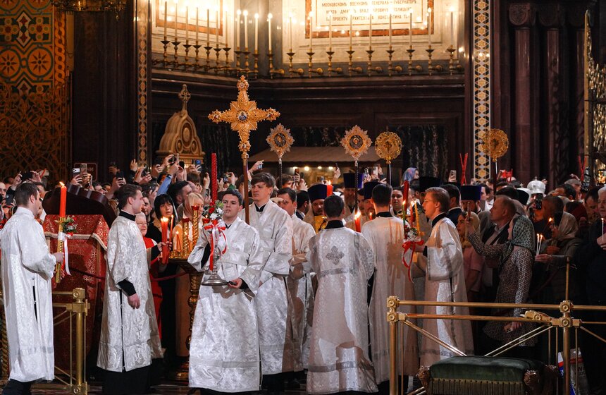 Божественную литургию провели в храме Христа Спасителя в Светлую Пасхальную ночь 23 фото