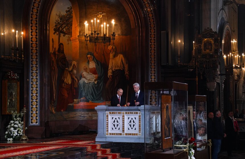 Божественную литургию провели в храме Христа Спасителя в Светлую Пасхальную ночь 43 фото