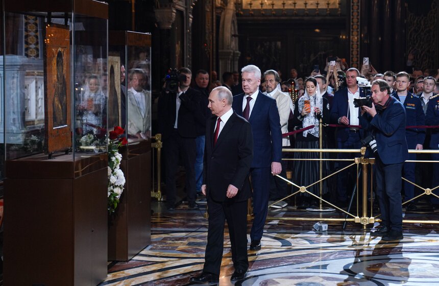 Божественную литургию провели в храме Христа Спасителя в Светлую Пасхальную ночь 19 фото