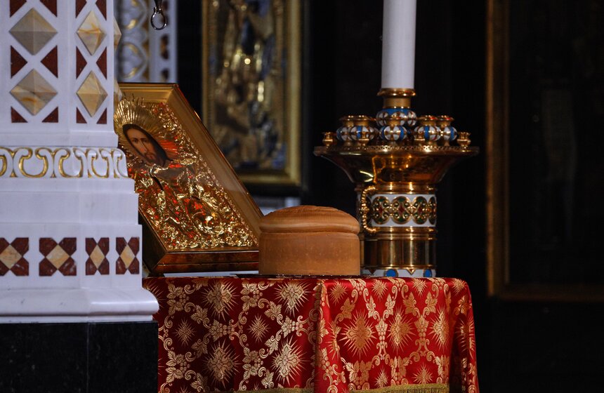 Божественную литургию провели в храме Христа Спасителя в Светлую Пасхальную ночь 30 фото