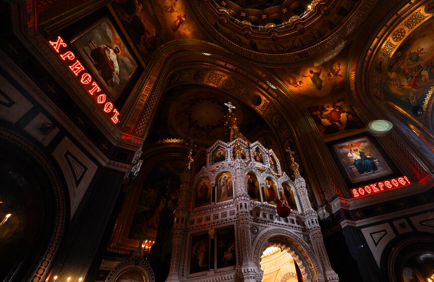 Божественную литургию провели в храме Христа Спасителя в Светлую Пасхальную ночь 1 фото