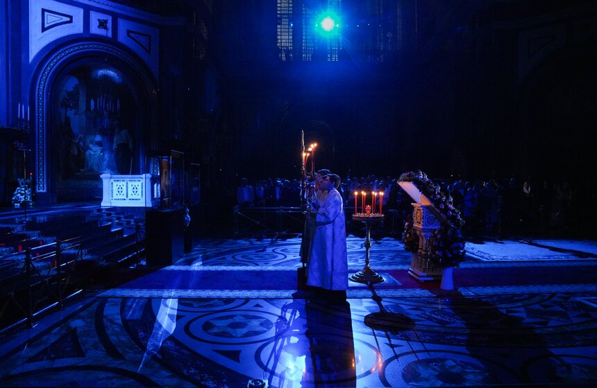 Божественную литургию провели в храме Христа Спасителя в Светлую Пасхальную ночь 15 фото