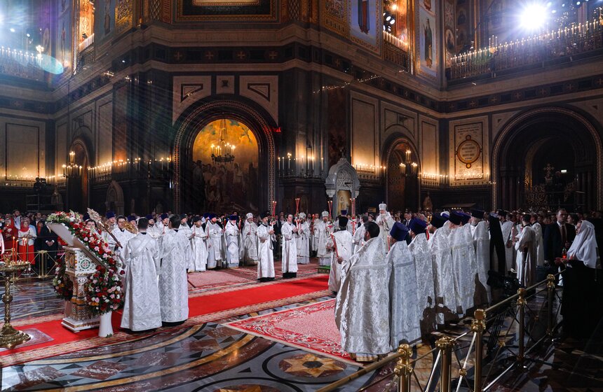 Божественную литургию провели в храме Христа Спасителя в Светлую Пасхальную ночь 26 фото