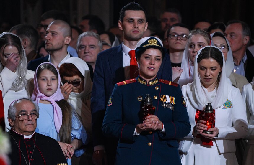 Божественную литургию провели в храме Христа Спасителя в Светлую Пасхальную ночь 36 фото