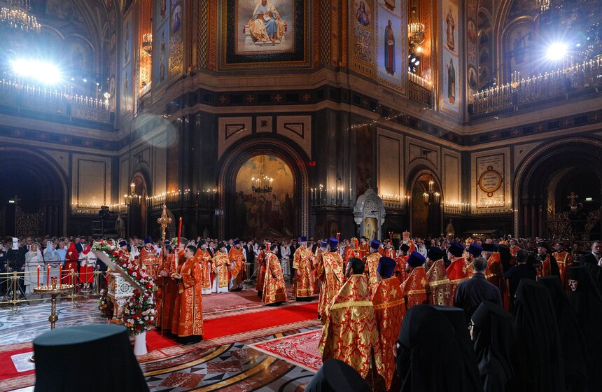 Божественную литургию провели в храме Христа Спасителя в Светлую Пасхальную ночь 45 фото