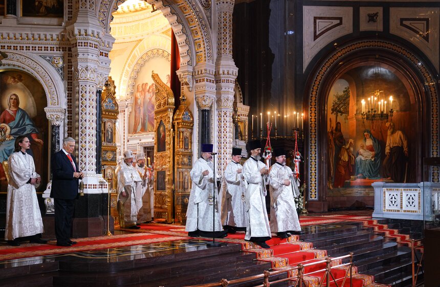 Божественную литургию провели в храме Христа Спасителя в Светлую Пасхальную ночь 16 фото