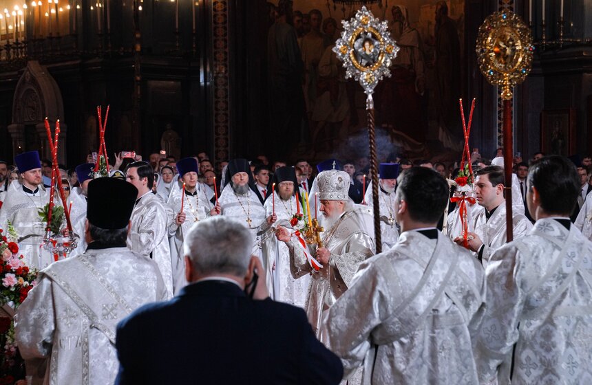 Божественную литургию провели в храме Христа Спасителя в Светлую Пасхальную ночь 27 фото