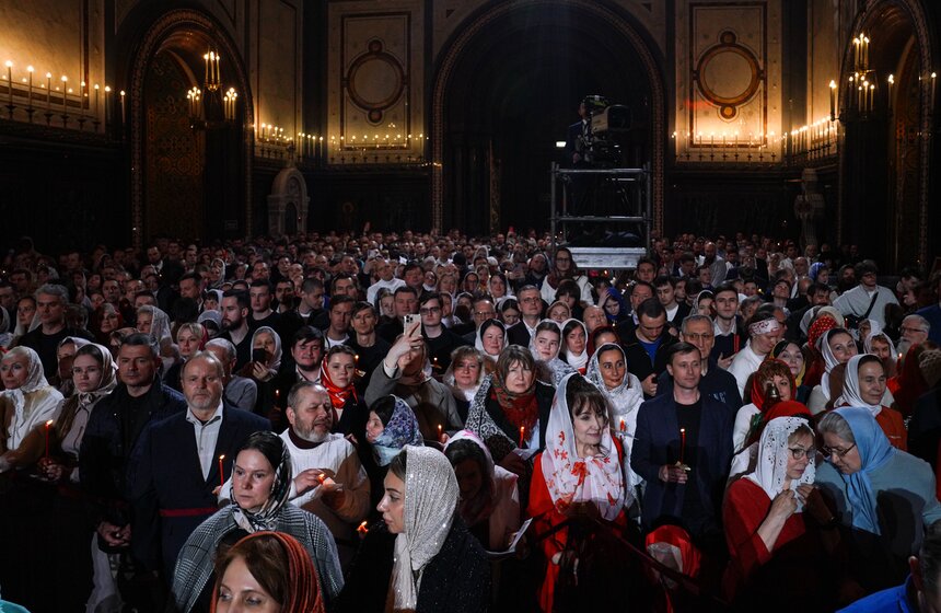 Божественную литургию провели в храме Христа Спасителя в Светлую Пасхальную ночь 33 фото