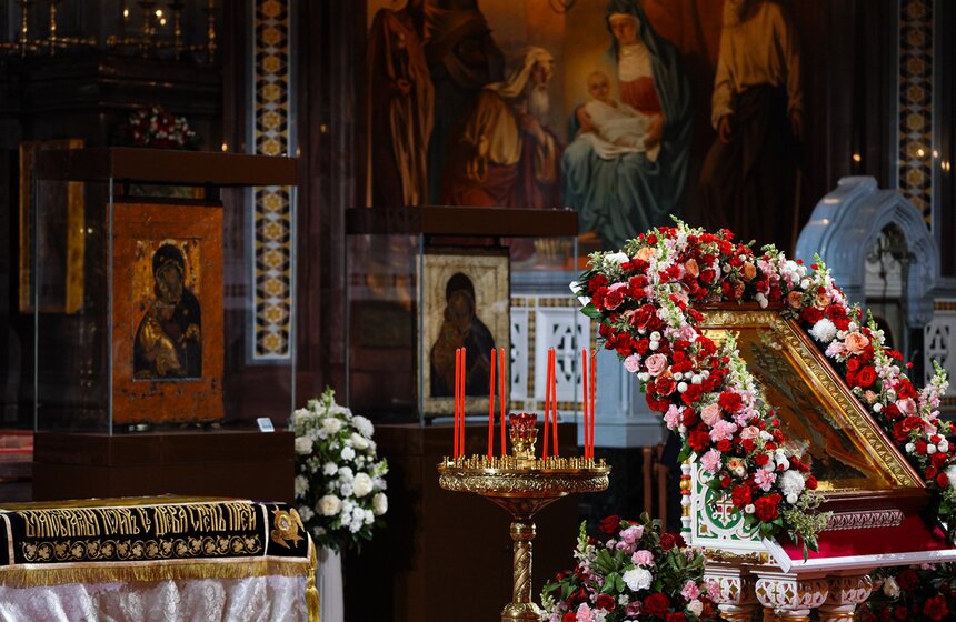 Божественную литургию провели в храме Христа Спасителя в Светлую Пасхальную ночь 3 фото