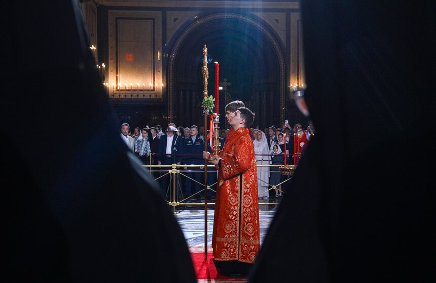 Божественную литургию провели в храме Христа Спасителя в Светлую Пасхальную ночь 42 фото
