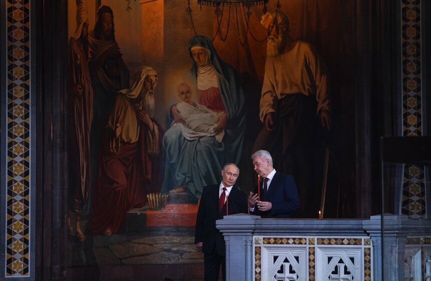 Божественную литургию провели в храме Христа Спасителя в Светлую Пасхальную ночь 29 фото