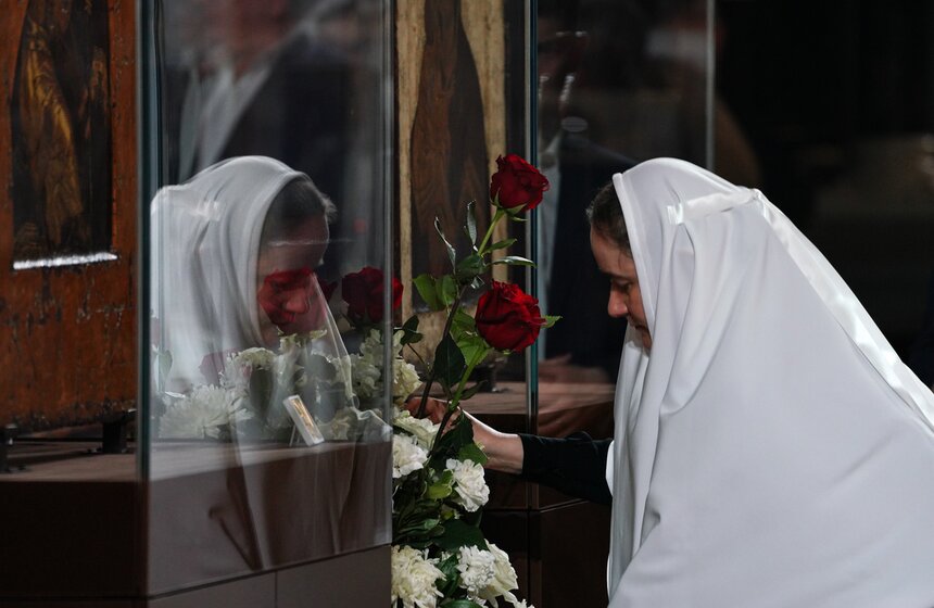 Божественную литургию провели в храме Христа Спасителя в Светлую Пасхальную ночь 5 фото