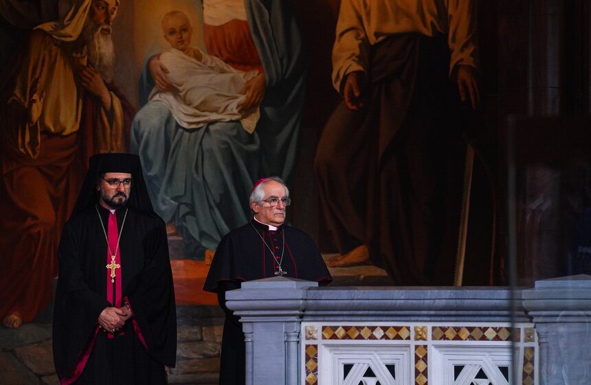 Божественную литургию провели в храме Христа Спасителя в Светлую Пасхальную ночь 47 фото