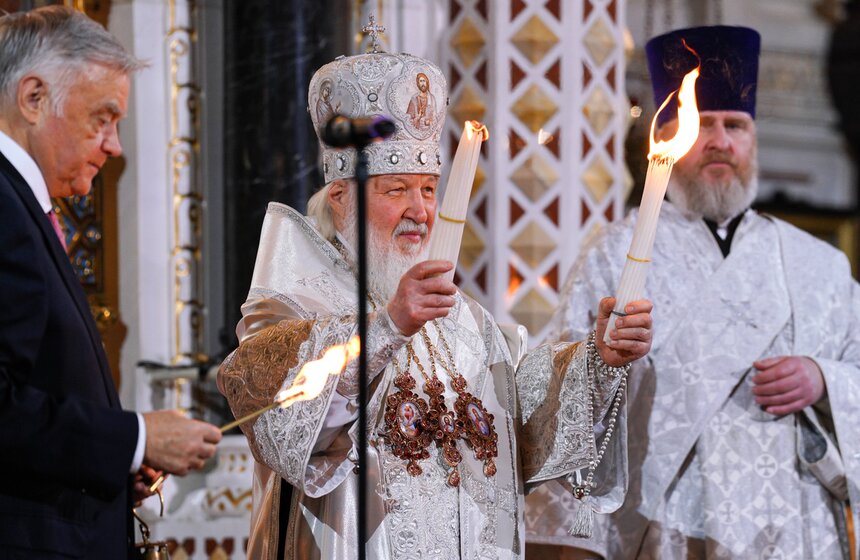 Божественную литургию провели в храме Христа Спасителя в Светлую Пасхальную ночь 17 фото
