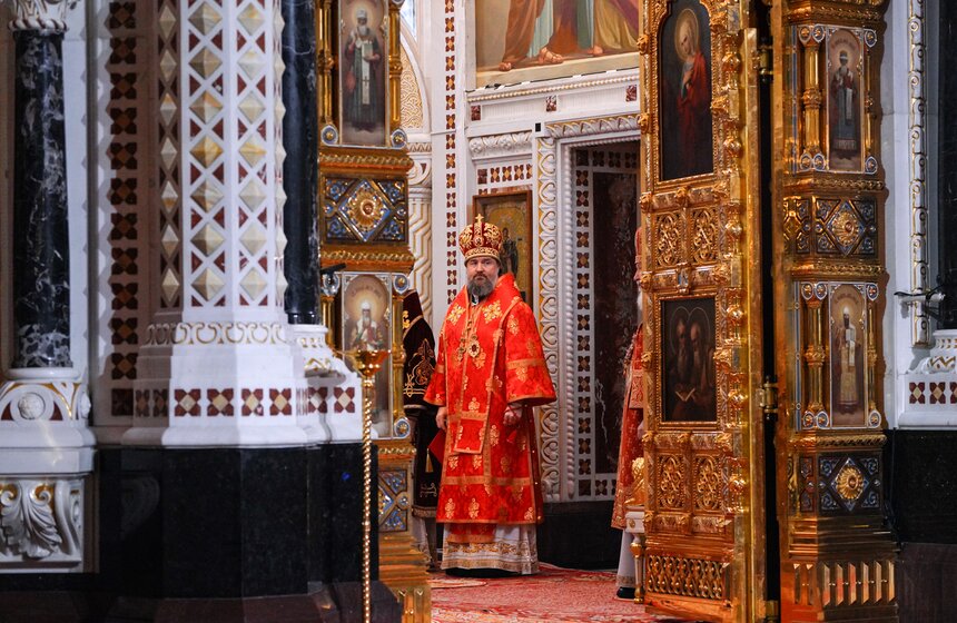 Божественную литургию провели в храме Христа Спасителя в Светлую Пасхальную ночь 40 фото