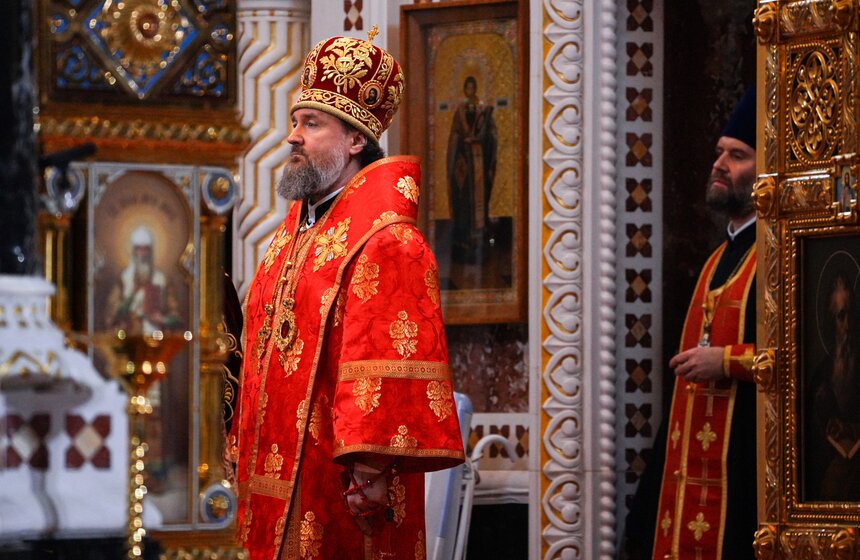 Божественную литургию провели в храме Христа Спасителя в Светлую Пасхальную ночь 41 фото