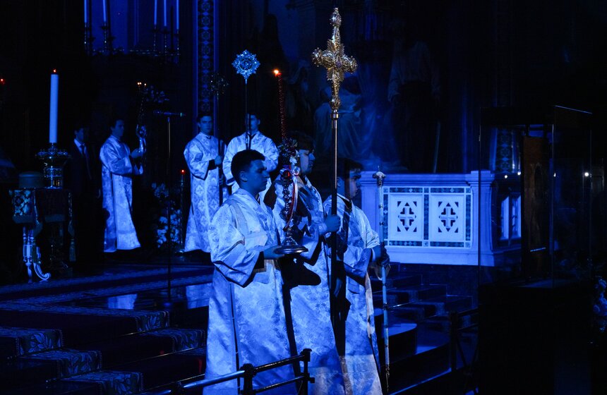 Божественную литургию провели в храме Христа Спасителя в Светлую Пасхальную ночь 14 фото