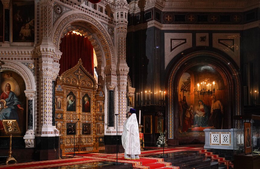 Божественную литургию провели в храме Христа Спасителя в Светлую Пасхальную ночь 12 фото