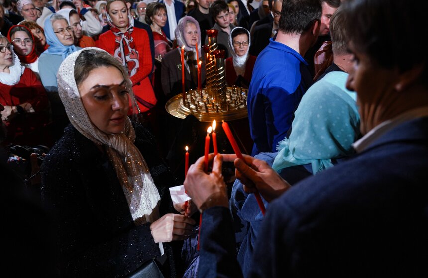 Божественную литургию провели в храме Христа Спасителя в Светлую Пасхальную ночь 18 фото