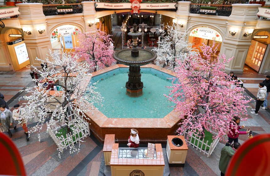 ГУМ украсили сакурой к весеннему сезону 2 фото