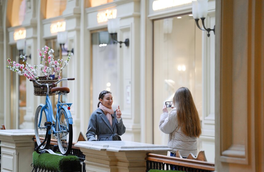 ГУМ украсили сакурой к весеннему сезону 26 фото