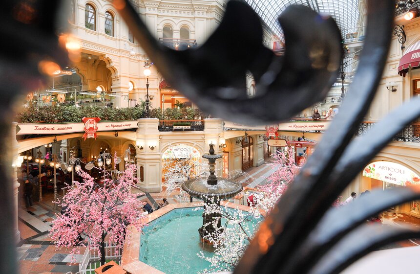 ГУМ украсили сакурой к весеннему сезону 11 фото