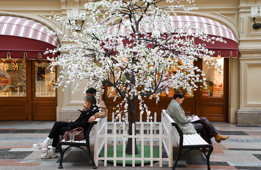 ГУМ украсили сакурой к весеннему сезону 7 фото