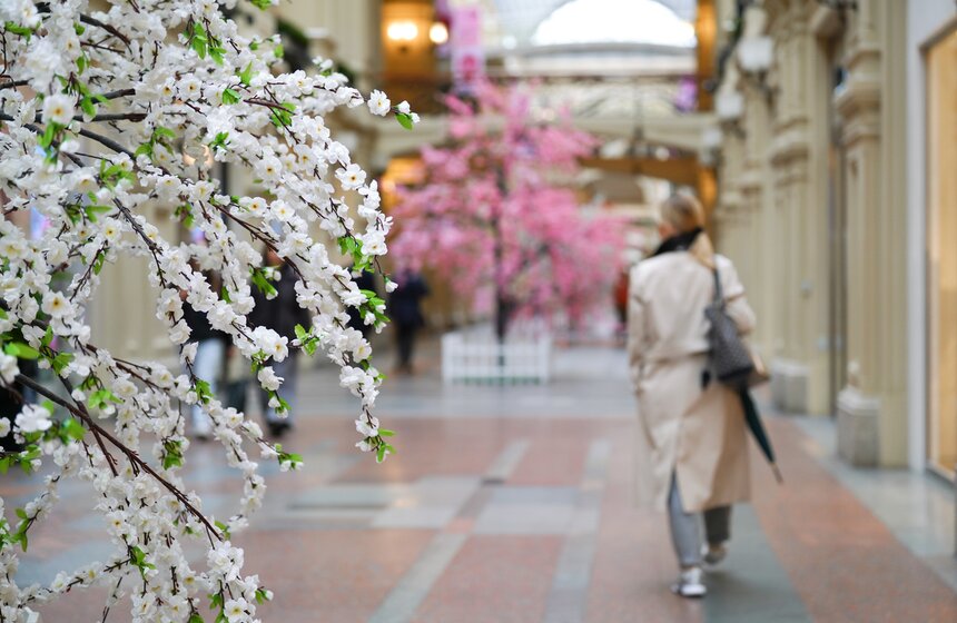 ГУМ украсили сакурой к весеннему сезону 4 фото