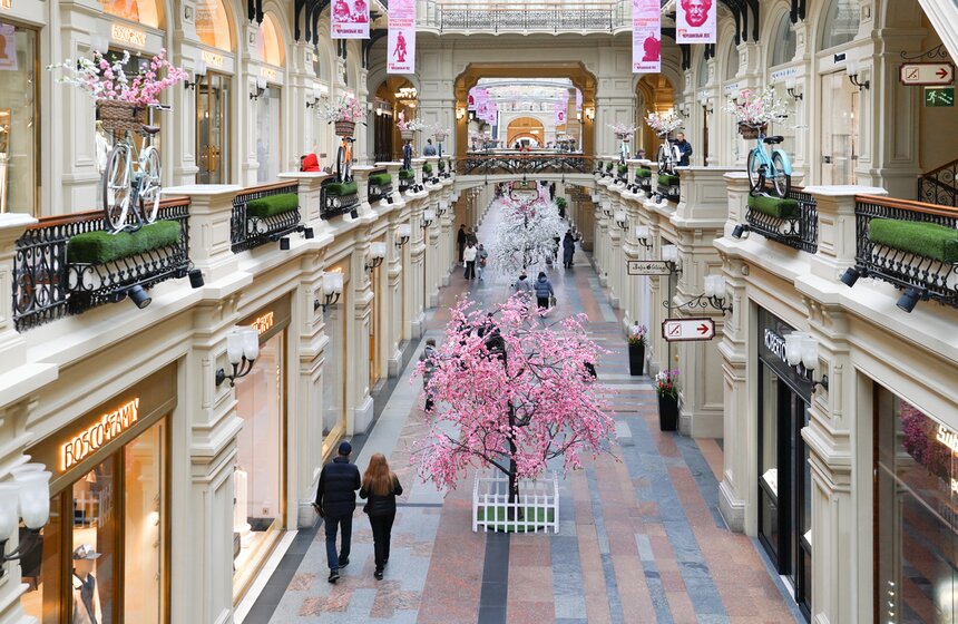 ГУМ украсили сакурой к весеннему сезону 15 фото