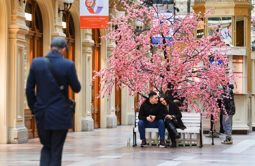 ГУМ украсили сакурой к весеннему сезону 9 фото