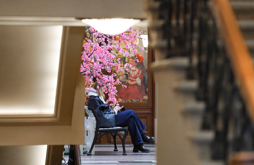 ГУМ украсили сакурой к весеннему сезону 17 фото