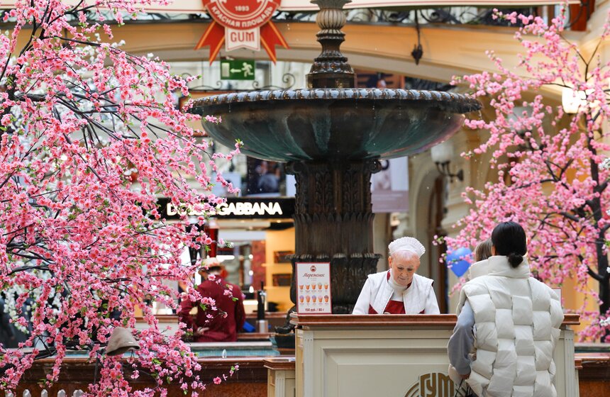 ГУМ украсили сакурой к весеннему сезону 28 фото
