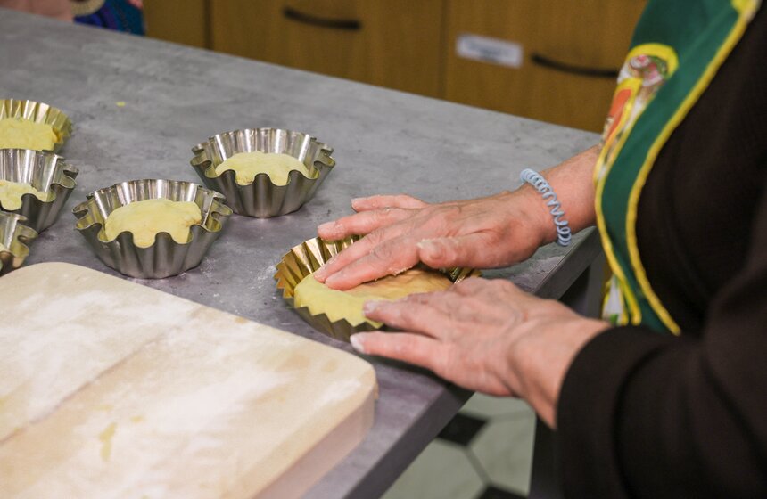 Участницы "Московского долголетия" испекли пасхальный царь-кулич 3 фото