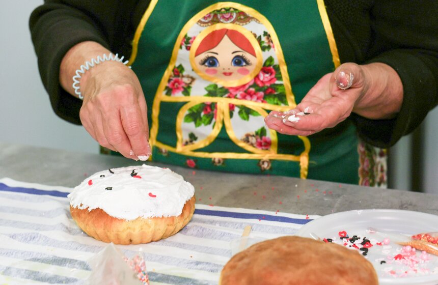 Участницы "Московского долголетия" испекли пасхальный царь-кулич 13 фото