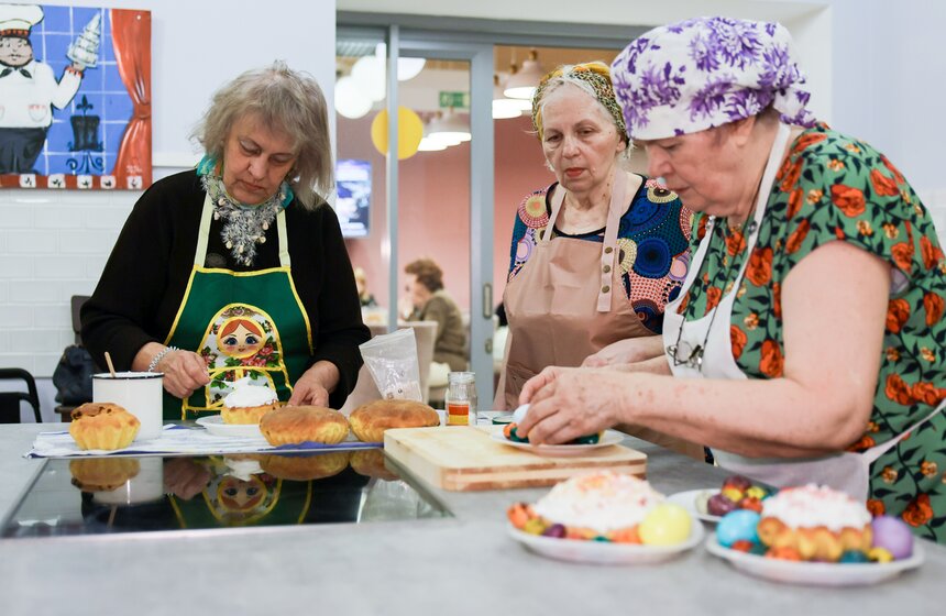 Участницы "Московского долголетия" испекли пасхальный царь-кулич 12 фото