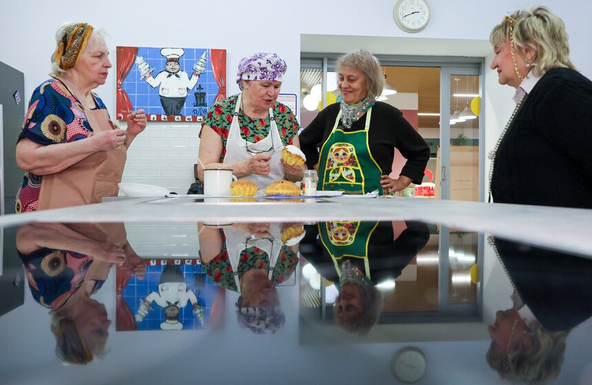 Участницы "Московского долголетия" испекли пасхальный царь-кулич 10 фото