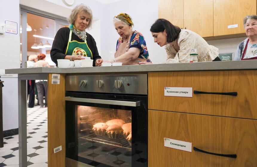 Участницы "Московского долголетия" испекли пасхальный царь-кулич 6 фото