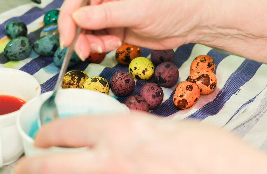 Участницы "Московского долголетия" испекли пасхальный царь-кулич 4 фото