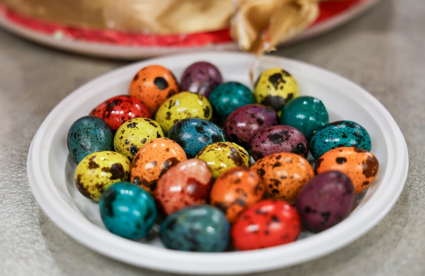 Участницы "Московского долголетия" испекли пасхальный царь-кулич 8 фото