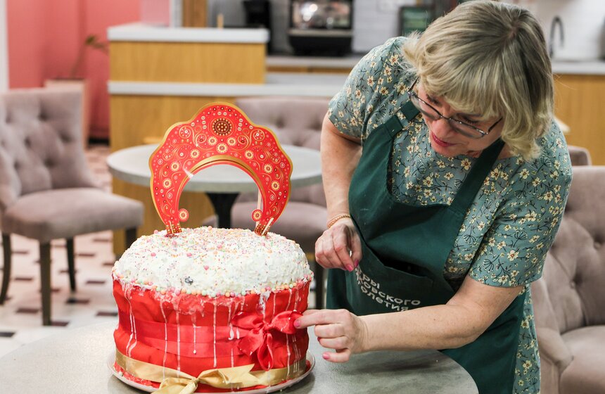 Участницы "Московского долголетия" испекли пасхальный царь-кулич 16 фото