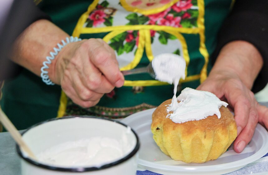 Участницы "Московского долголетия" испекли пасхальный царь-кулич 11 фото