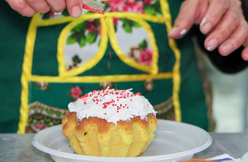 Участницы "Московского долголетия" испекли пасхальный царь-кулич 14 фото