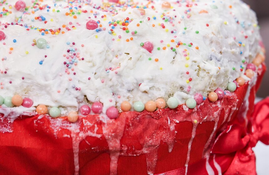 Участницы "Московского долголетия" испекли пасхальный царь-кулич 17 фото