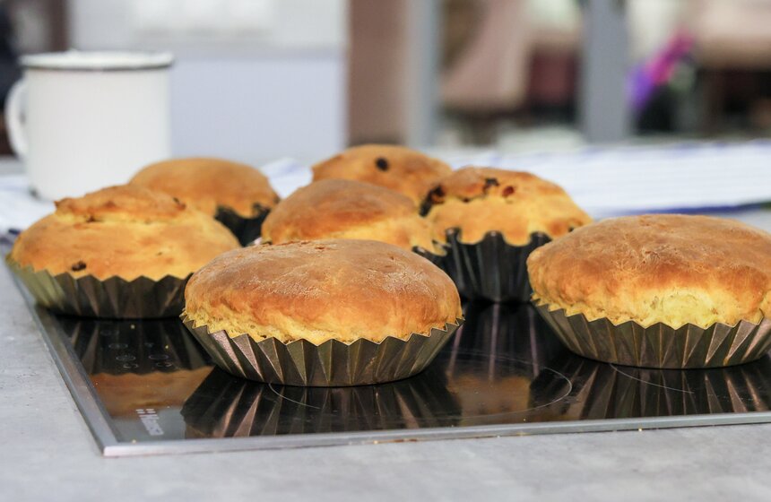 Участницы "Московского долголетия" испекли пасхальный царь-кулич 7 фото